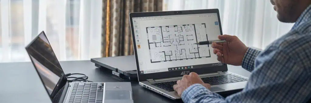 Efficient facility management with CAFM, BIM and CAD 17 Old: Specialist working on floor plan drawing using CAFM software.